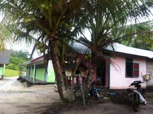 Keramat dengan pohon kelapa kembar tiga